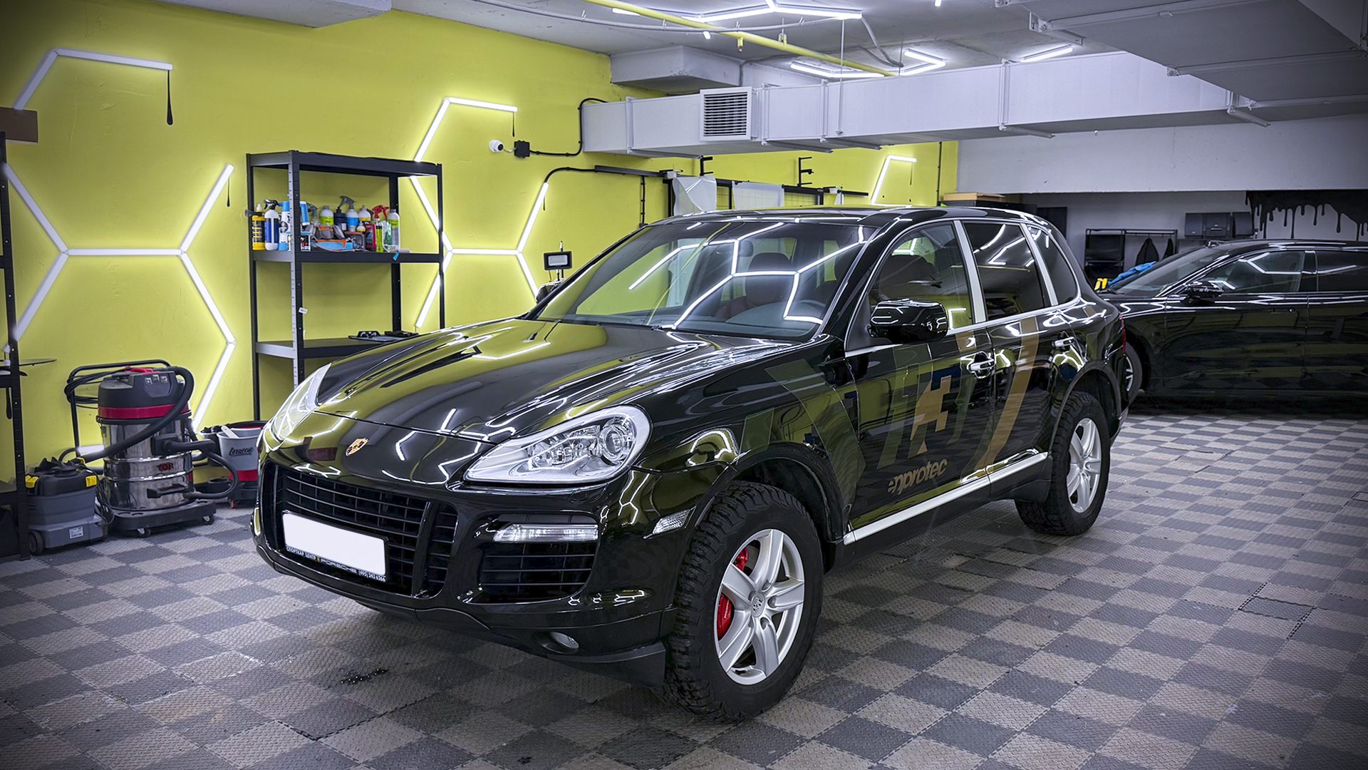 Оклейка Porsche Cayenne Turbo 957 виниловыми наклейками и прозрачным глянцевым полиуретаном