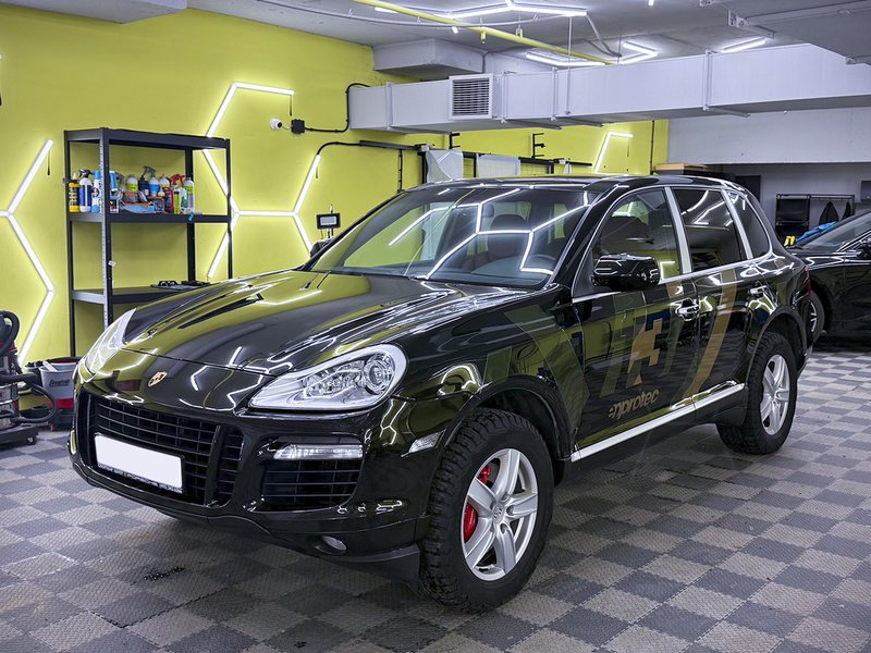 Виниловые наклейки и полная оклейка Porsche Cayenne Turbo защитной полиуретановой пленкой